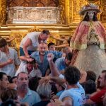 Los almonteños han saltado la reja que separa a la Virgen del Rocío de sus fieles a las 14:47 horas, para comenzar la procesión por las calles de la aldea, previa a su traslado a la parroquia de la Asunción de Almonte (Huelva), la conocida como la Venida, que se celebra cada siete años /Foto: Efe