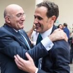 Jesús Julio Carnero felicita al nuevo presidente de la Diputación de Valladolid, Conrado Íscar