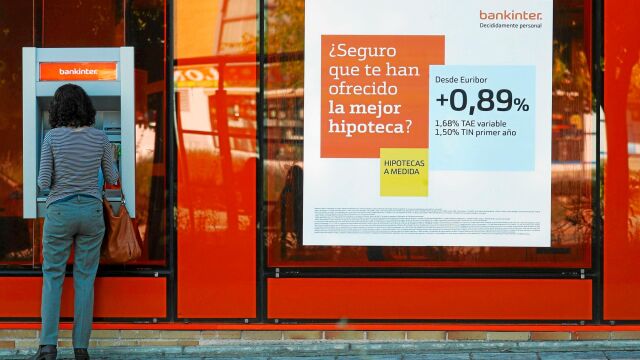 Una persona sacando dinero de un cajero de Bankinter