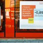 Una persona sacando dinero de un cajero de Bankinter