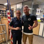 El agente español entregó un parche de la Policía Nacional al comisario jefe del guardia agredido