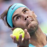 Nadal, antes de hacer un saque en el partido de cuartos ante Fognini