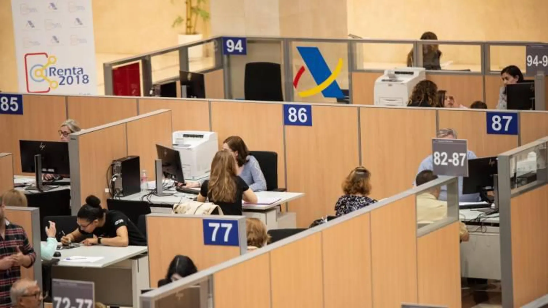 Una sentencia puede hacer fijos a 800.000 funcionarios interinos