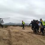 Los «boinas verdes» rescatan el cadáver de un hombre, ayer, en Orihuela. El vecino, de 41 años, era buscado por el Ejército desde el viernes, cuando se halló su motocicleta en la zona de la catástrofe