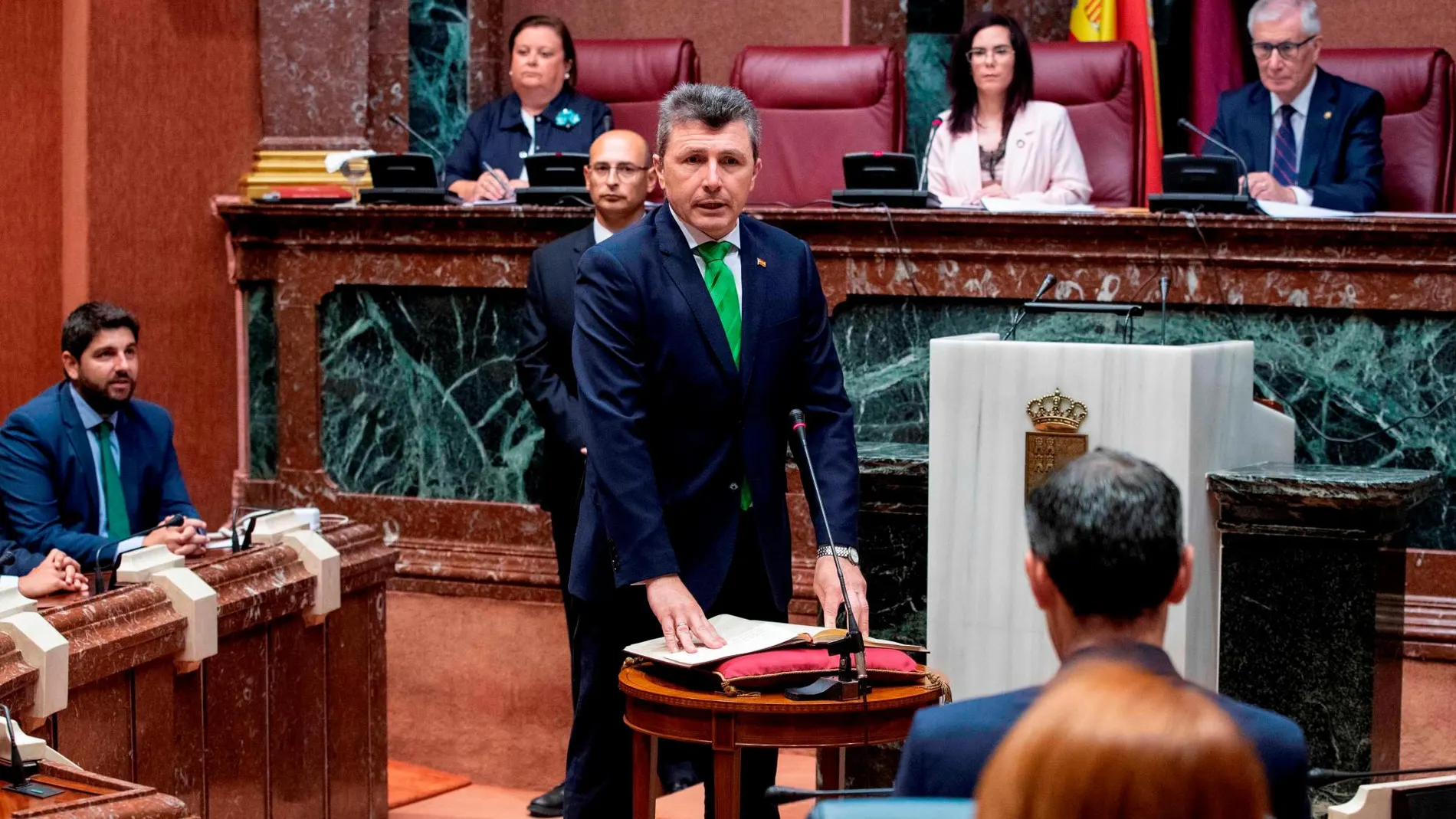 El líder de Vox en la Región, Pascual Salvador, durante la toma de posesión como diputado de la Asamblea Regional