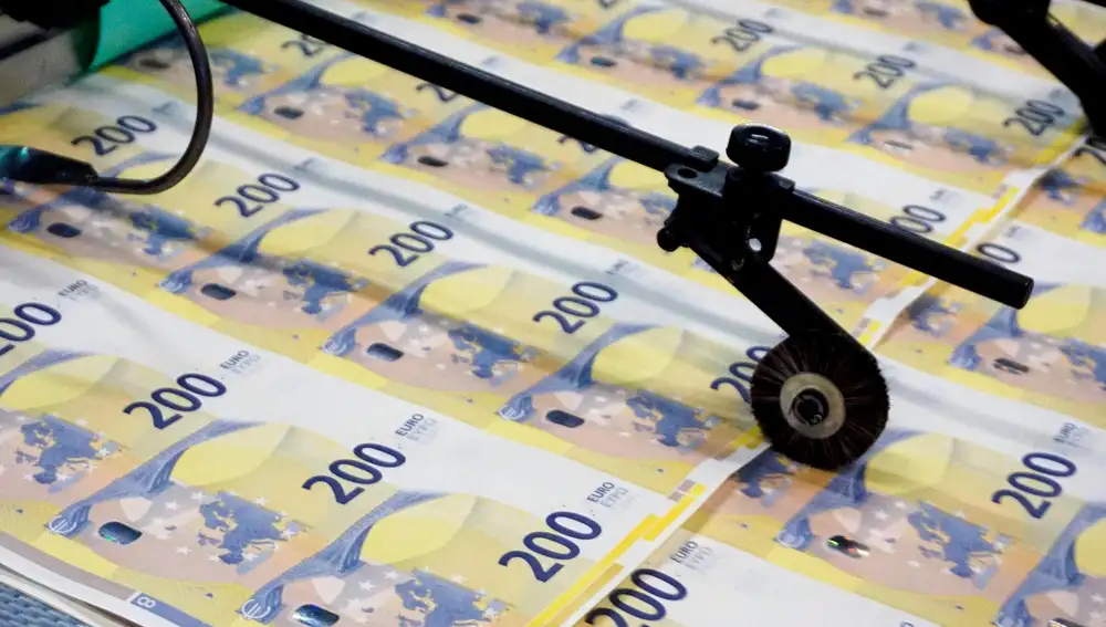 Varios billetes de 200 euros durante su fabricación