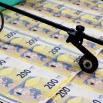 Varios billetes de 200 euros durante su fabricación