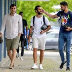 [español Iker Casillas (i) acompañado por sus compañeros Sergio Oliveira (c) y Vaná en su incorporación]