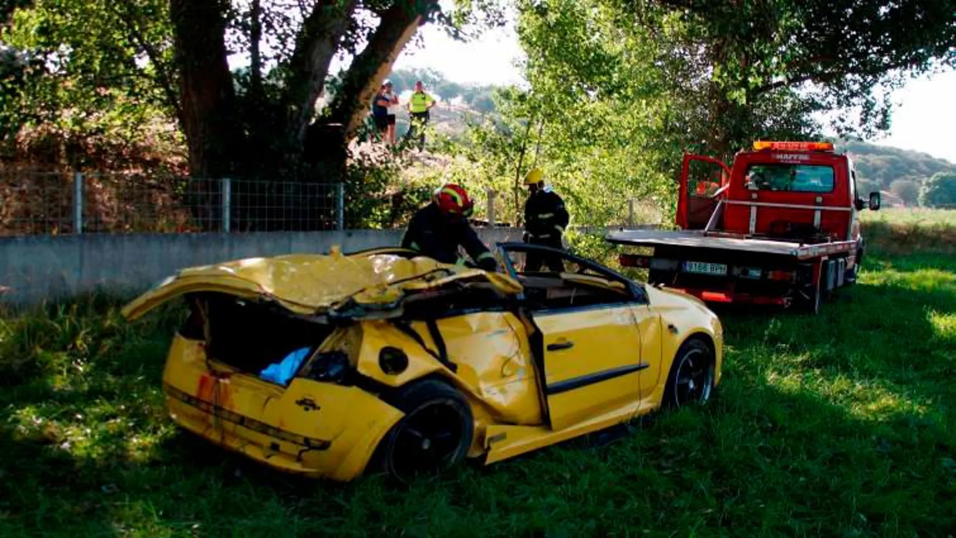 Cuatro jóvenes han muerto y otros dos resultaron heridos de gravedad en el accidente de tráfico en el municipio salmantino de Galisancho / Efe