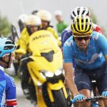 Mikel Landa, con Pinot detrás