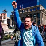 Un manifestante protesta contra el Gobierno de Piñera en Santiago/Reuters