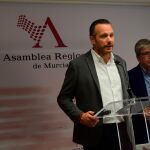 El portavoz del Grupo Parlamentario Popular, Joaquín Segado, ayer tras registrar la primera iniciativa del grupo en la Asamblea Regional pidiendo unas pruebas de la EBAU únicas para todo el país