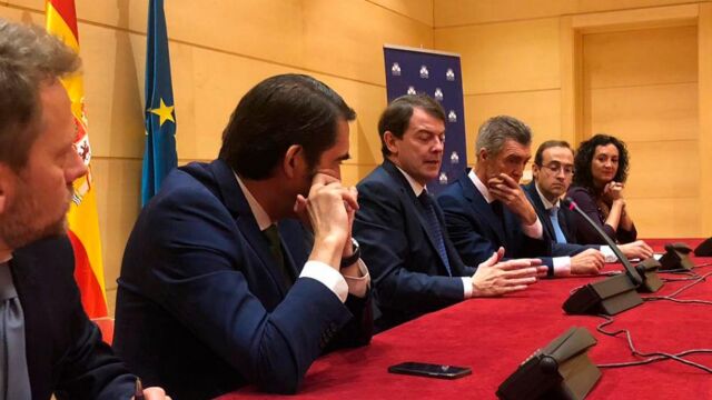 El presidente Fernández Mañueco se reúne con el de Fele, Javier Cepedano, en presencia de miembros de la Federación y del Ejecutivo autonómico, como el consejero Suárez-Quiñones