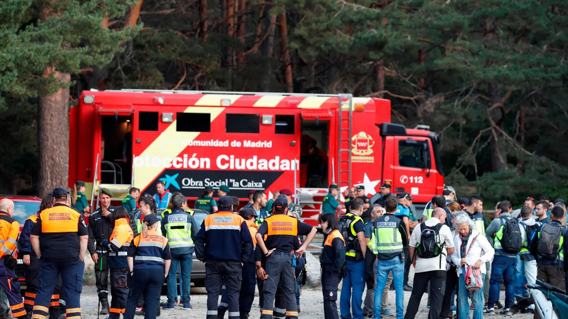 La Policía, la Guardia Civil, los organismos de emergencias y voluntarios momentos antes de reanudar esta mañana la búsqueda de la medallista olímpica.