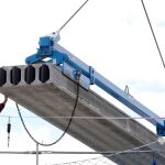 Un obrero realizando trabajos de construcción