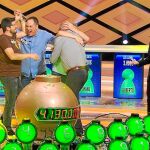 En la imagen, de izda. a dcha., Manu, Erundino, Valentín y Alberto celebran haber ganado el bote ante Juanra Bonet