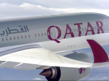 Avi&oacute;n de Qatar Airways en pleno vuelo