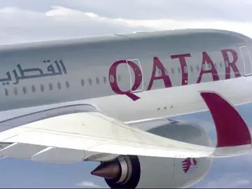 Avión de Qatar Airways en pleno vuelo Avión de Qatar Airways en pleno vuelo