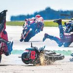 La caída de Quartararo nada más empezar la carrera provocó la de Dovizioso, que se golpeó duramente en la cabeza. Llegó a perder la conciencia, aunque el TAC confirmó que no había daños. La Ducati se incendió