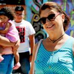Paqui Gómez se apuntó a Quierounabuelo y así conoció a Ana, la madre de Aitana y Axel. Ahora, ella es como una abuela para los niños. Foto: Rubén Mondelo
