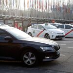 Un "cabify"junto a varios taxis