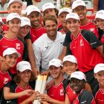 Rafa Nadal posa con los recogepelotas y con el trofeo logrado en Montreal