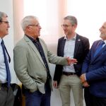 El alcalde de Valencia, Joan Ribó, bromea con el presidente de Puertos del Estado, Salvador Encina, ante la atenta mirada del conseller de Obras Públicas, Arcadi España y del presidente de la APV, Aurelio Martínez, en una imagen de archivo