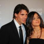 El tenista Rafael nadal y María Perelló, en un acto de la Fundación Rafael Nadal
