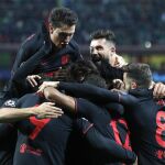 Los jugadores del Atlético celebran uno de los goles de su equipo