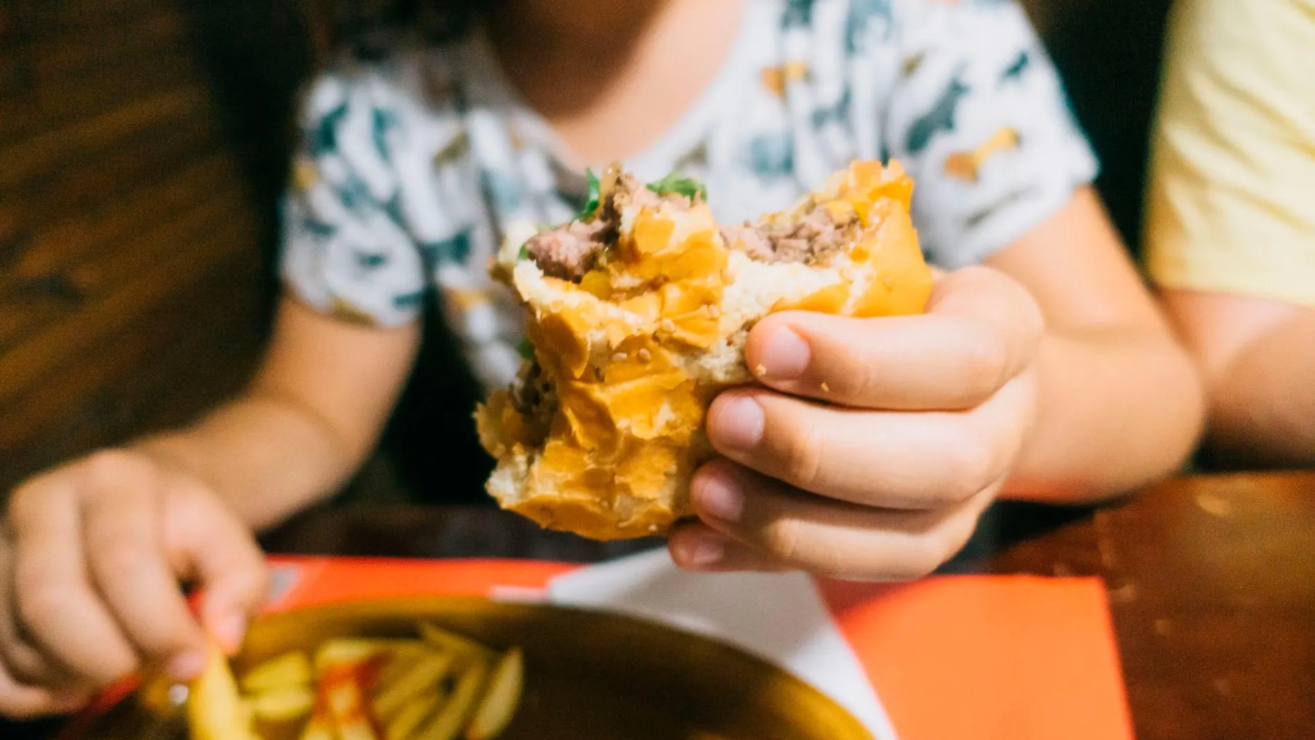 Evitar comer alimentos que requieran las manos, como los bocadillos, o acompañar las comidas con alimentos integrales y crudos promueve una ingesta más pausada