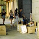 «Por mucho que los servicios municipales limpian y recogen, el olor pestilente de los orines convierte los soportales en un espacio nauseabundo», dicen los vecinos / Foto: Connie G. Santos