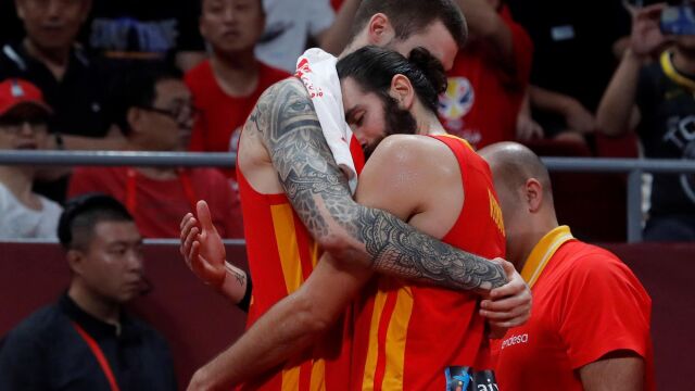 Juancho Hernángomez y Ricky Rubio se abrazan exhaustos en los minutos finales