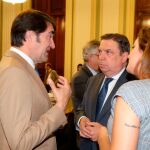 El consejero de Agricultura y Ganadería en funciones, Juan Carlos Suárez-Quiñones, dialoga con el ministro del ramo Luis Planas