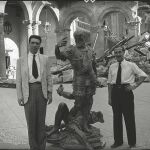 Antonio Garrigues y Pepín Bello posan sonrientes ante la cámara de Joseph Kennedy en el Alcázar de Toledo a los pocos días del final de la guerra