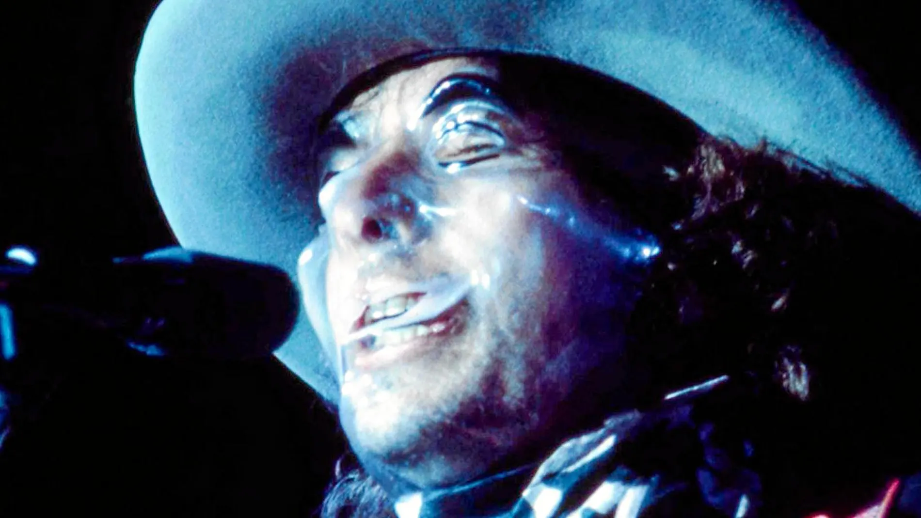 Bob Dylan, cantando enmascarado en una escena del documental «Rolling Thunder Revue: A Bob Dylan Story»