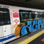 Tren pintado por grafiteros en la estación de Metro de Argüelles en noviembre de 2018