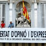 Imagen de la nueva pancarta, ésta ya sin lazos, colgada del balcón de la Generalitat