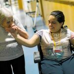 Angela pasea junto a Carmen, una de las personas mayores de la residencia de la Fundación Vianorte-Laguna. Foto: Alberto R. Roldán