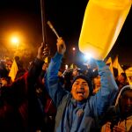 Miles de personas salieron a las calles de la capital para celebrar el fin de las protestas/Reuters