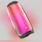 Bajo la carcasa de metacrilato hay un sistema de luces LED que cambia al ritmo de la música, pudiendo elegir el tono de cada momento.