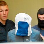 «Josu Ternera», encapuchado, es conducido por agentes franceses tras su detención a las puertas de un hospital en los Alpes