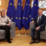 Von der Leyen junto con Donald Tusk/AP