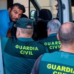 La llegada a los juzgados de los dos hermanos vendedores ilegales detenidos tras el apuñalamiento del jefe de la Policía Local de Punta Umbría (Huelva) / Foto: Efe