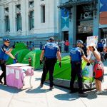 Pasadas las 13:00 horas, agentes de la Policía Municipal retiraron las tiendas de campaña y detuvieron al portavoz por resistirse / Foto: Nuria Platón