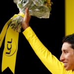Egan Bernal, en el podio, con el maillot amarillo del Tour