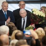El líder de PiS, Jaroslaw Kaczynski, celebra su victoria/AP