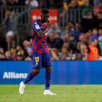 Dembelé abandonando el terreno de juego después de su expulsión