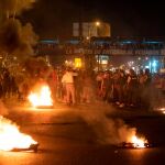 Los manifestantes bloquean una carretera en en Durán/Foto: Reuters