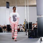 Un modelo presenta la colección primavera/verano 2020 del diseñador británico J.W. Anderson para Loewe en la Paris Fashion Week