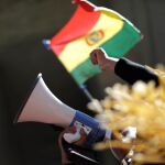 Un seguidor de Carlos Mesa en una protesta por el resultado de las primeras elecciones